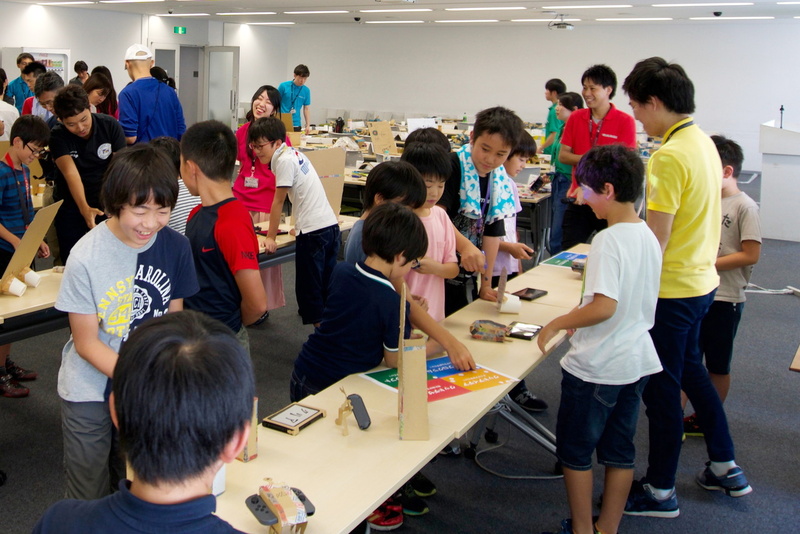 お互いの作品を楽しみながら展示会が行われた