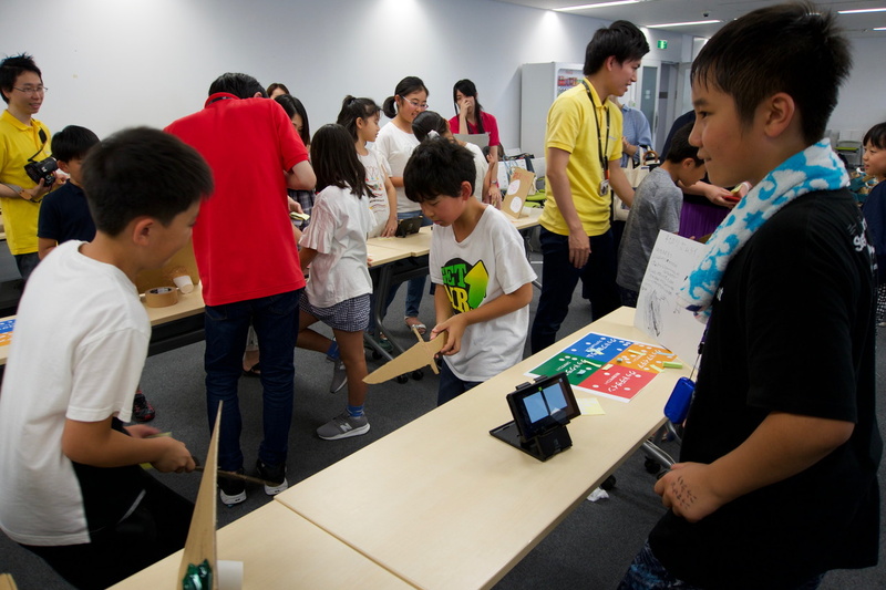 お互いの作品を楽しみながら展示会が行われた