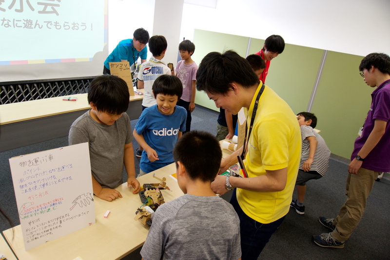 お互いの作品を楽しみながら展示会が行われた