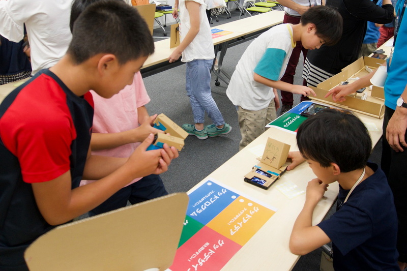 お互いの作品を楽しみながら展示会が行われた