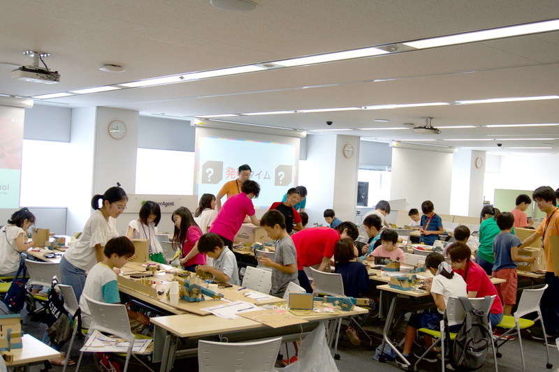 発明品作りに取り組む子どもたち