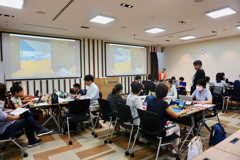 下川氏が開催したプログラミングのワークショップの様子。親子連れが多く詰めかけた。初心者がエージェントの操作に慣れるよう、ワールドの最初に長い道を設けるなど工夫を凝らした