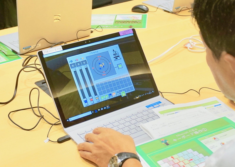 「Chemistry Resource Pack」には「元素構成器」や「化学物作成器」などの専用ブロックがあり、マインクラフトの「作業台」と同じような要領でさまざまな物質や化合物を作ることができる