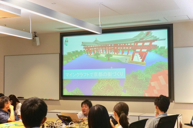立命館小学校の正頭英和教諭は、京都の歴史建造物をマインクラフトで再現し、海外に向けてその魅力を発信する課題解決型学習を行った。「英語・ICT・社会・図工」の4教科を横断する取り組みで、「カリキュラムマネジメントがポイントになるが、リーダの存在をはっきりさせて進めることが大事だ」と述べた