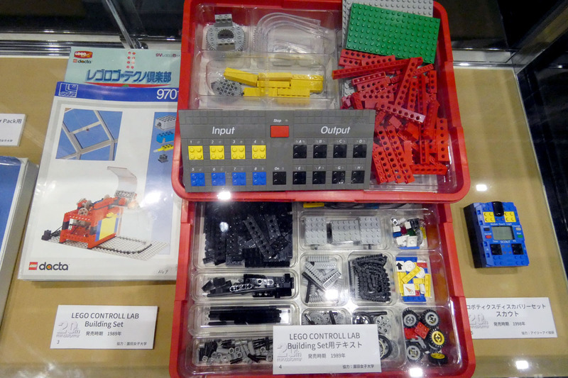 1989年に発売された「LEGO CONTROL LAB Building Set」。右の青いのは、1998年に発売された「ロボティクスディスカバリーセット スカウト」のインテリジェントブロック