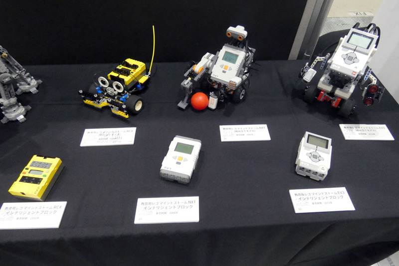 左が初代の「レゴマインドストームRCX」、中央が2代目の「レゴマインドストーNXT」、右が3代目の「レゴマインドストームEV3」