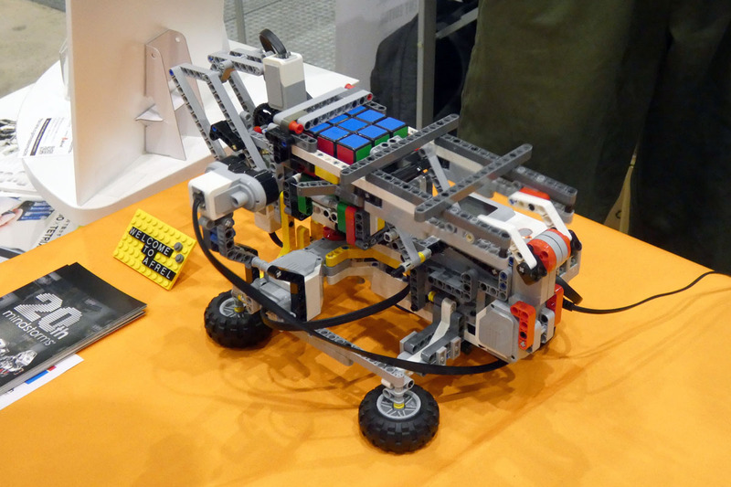 レゴマインドストームEV3で作られたルービックキューブを完成させる装置