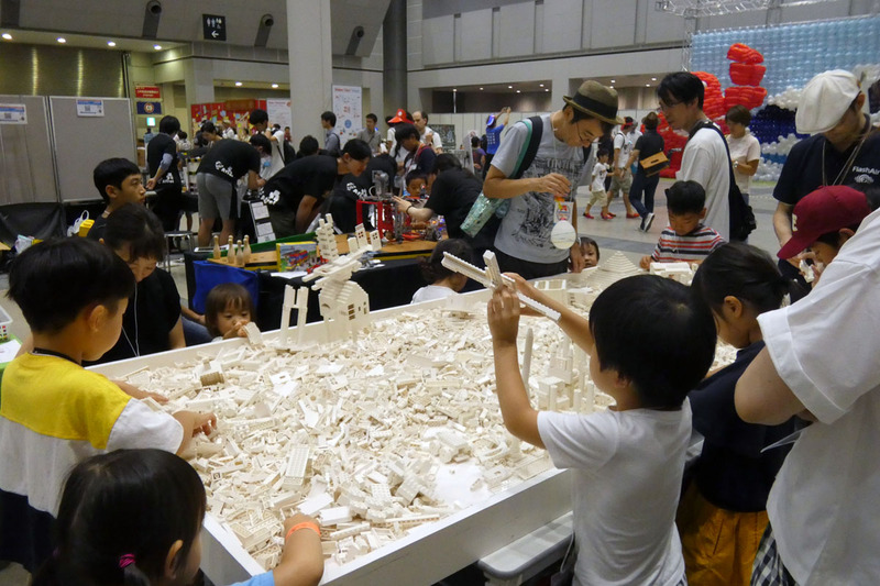 白色のレゴで自由にものを作れるコーナーもあった