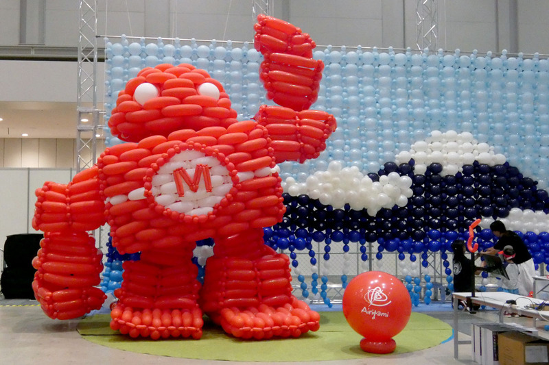 入口にはMaker Faireのマスコット「Makey」の巨大バルーンが設置されていた。背景は富士山だ