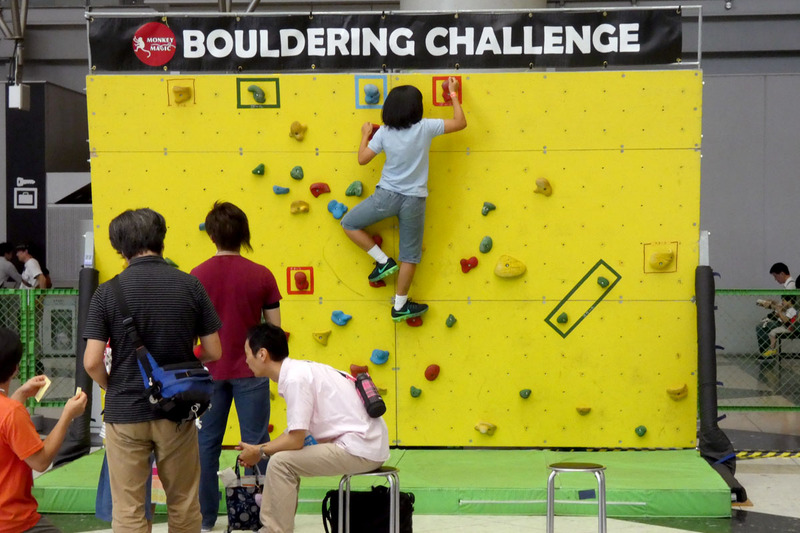 アトリウムの特設会場では、ボルダリング体験も行われていた