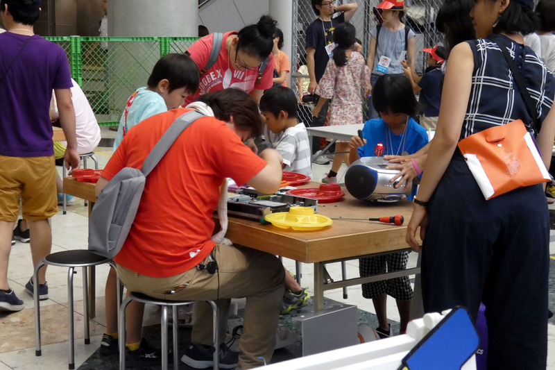 分解ワークショップでは、ラジカセやビデオデッキなど、ジャンク家電製品を一つ選んで、自由に分解していける