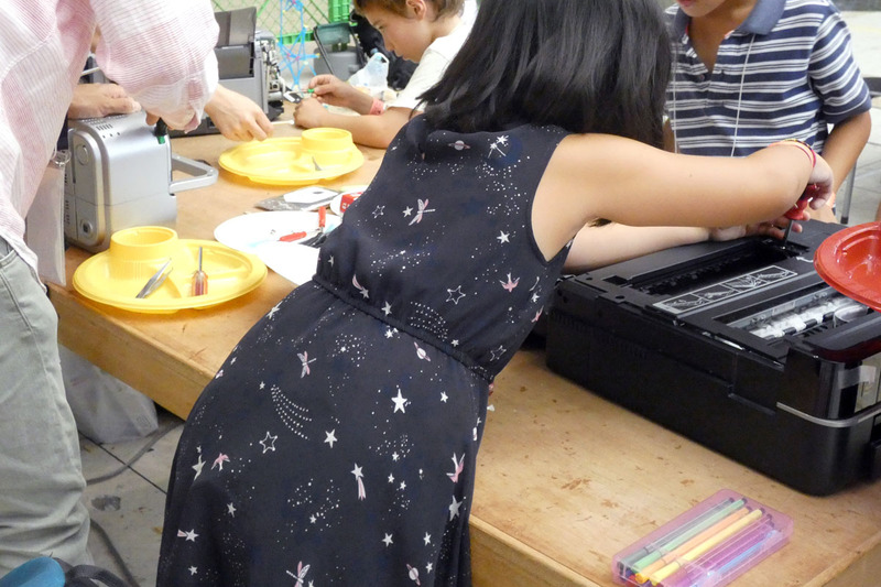 プリンターを分解しているところ。できるだけ割ったりせずに、分解していくことが推奨されている