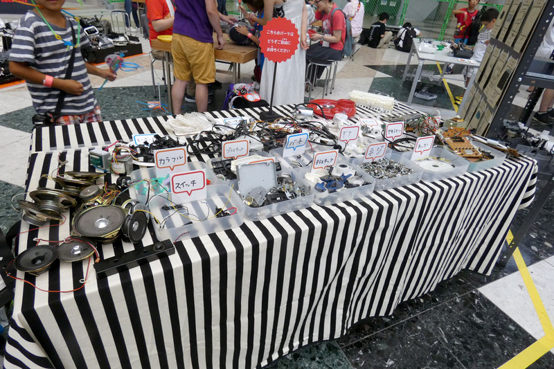 分解したパーツは、種類毎に整理され、自由に持って帰れるようになっていた