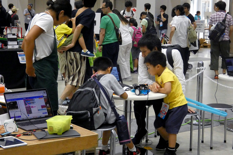 子どもプログラミング喫茶では、mBotを使ったプログラミング体験もやっていた