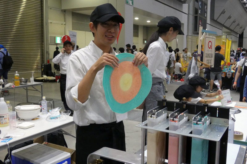 完成したクレープ。生クリームをトッピングして希望者に切り分けていた