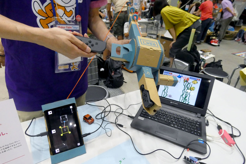 阿部和広氏は、いぬボードを使ってニンテンドーラボのToy-ConガレージとScratchを連携させるデモを行っていた