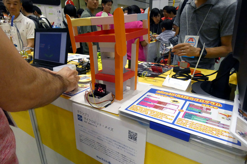 スイッチサイエンスのブースでは、「micro:bitでつくってみよう！コンテスト」の優秀作品が展示されていた。これは、グランプリを獲得した「マイクロビット・メイズ」(泉保宗也氏作)