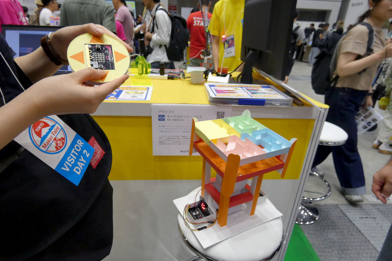 micro:bitが搭載されたコントローラーを傾けると、メイズもその方向に傾くので、うまくビー玉を操ってゴールまで運べばよい