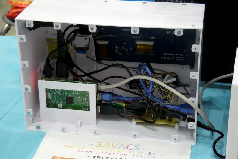 見守りフォトスタンドの内部。Raspberry Piを採用している