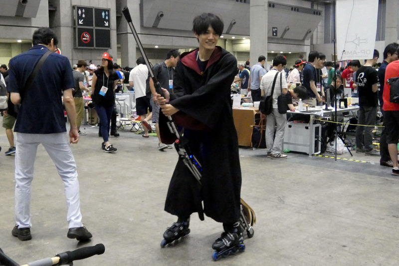 ext-broomに乗って動き回っているところ。足にはインラインスケートまたは専用の補助輪を装着する