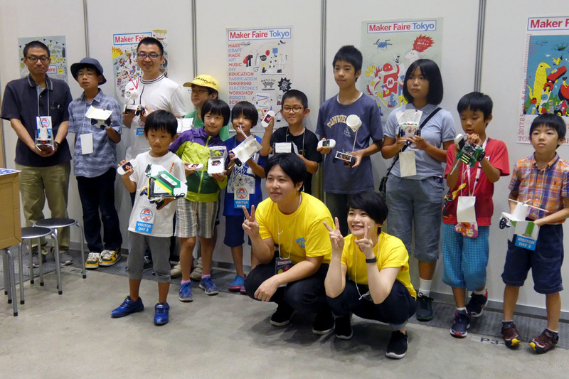 ロボットサッカーワークショップ参加者の集合写真。子どもだけでなく大人チームの参加もあった