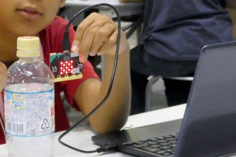 まず、micro:bitをパソコンに繋いでプログラムを転送し、LEDを好きなパターンで点灯させる