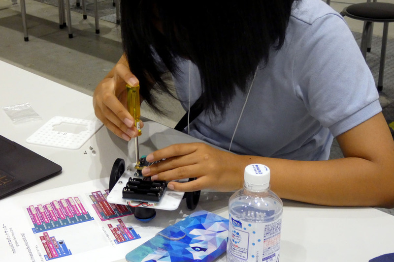 次にmicro:bitをロボットカーのフレームに取り付ける