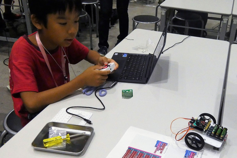 もう1台のmicro:bitをリモコンとして使い、ロボットカーを操縦する