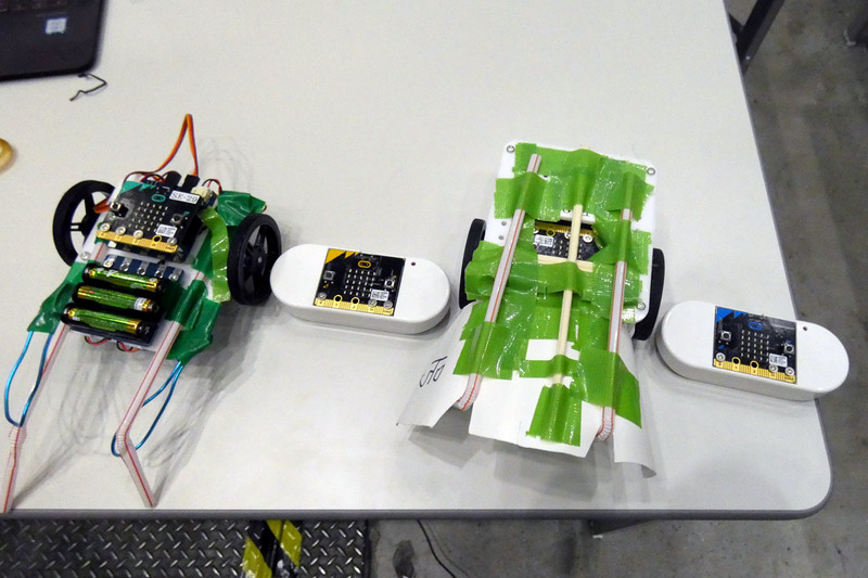 ロボットカーができたら、用意された紙や針金、紙コップなどを使って、ロボットカーの外装を作る。サイズは20cm×20cm以内に制限されているが、ここが工夫のしどころだ