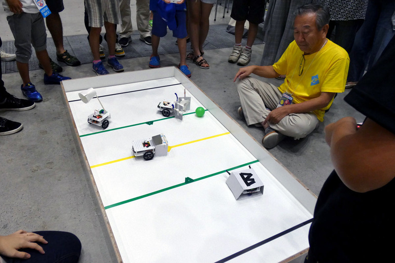 サッカーの試合中の様子。ボールが黒い線を越えれば得点である