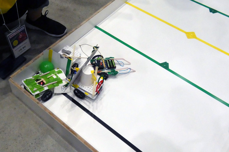 ゴールギリギリのところで、4台のロボットカーが激しい押し合いに