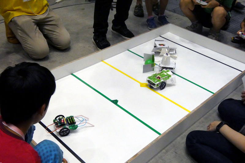 前方に装着したブルドーザーのような部分でうまくボールをドリブルしている