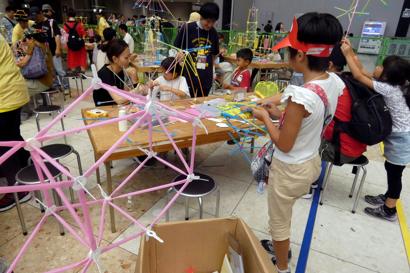 毎年恒例の「Strawbees ストローで遊ぼう！作ろう！」。ストローとコネクタを使って、プロペラ付きの帽子や自動で開く傘、マジックハンドなどを作ることができる