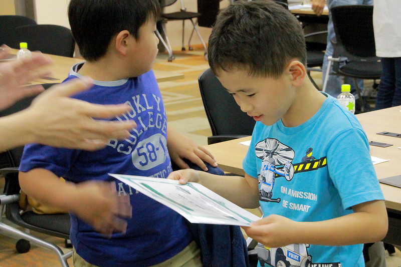 最後は全員にHour of Codeの修了証が授与された