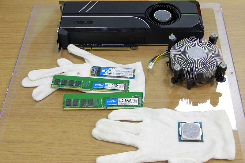 会場にはデスクトップパソコンとNUCがパーツに分解された状態で用意された