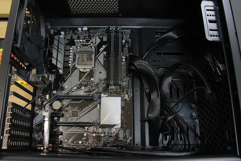 会場にはデスクトップパソコンとNUCがパーツに分解された状態で用意された