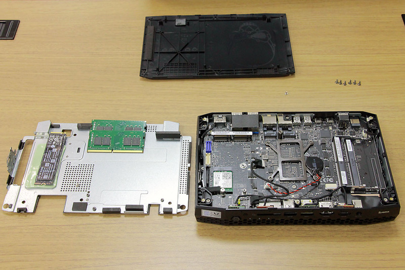 会場にはデスクトップパソコンとNUCがパーツに分解された状態で用意された