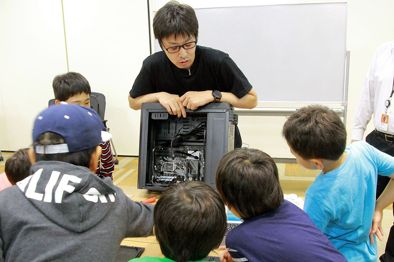 ノートパソコンと見比べて「なんでこんなに小さくなるの？」という素朴な疑問に「簡単に言うとね……がんばったんだよ！」とスタッフが答える場面も