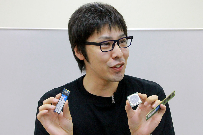 初めて見るパソコンのパーツに、子ども達から怒濤の質問攻めに遭うスタッフ