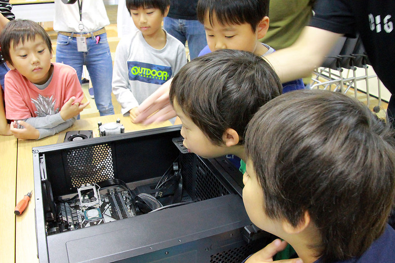 スタッフがCPUを装着するところを、興味津々にのぞき込む子ども達