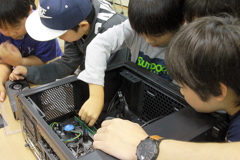 メモリーを装着、左右逆に差し込もうとするお約束のハプニングも