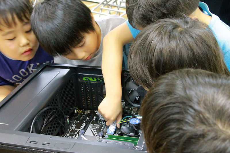 SSDを装着、これも裏表逆に差し込もうとしてしまった