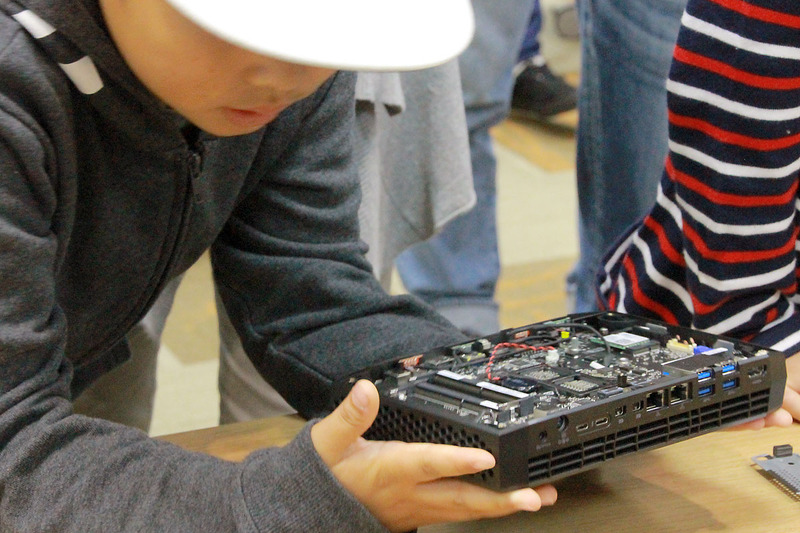 NUCはメモリーとSSDを取り付けるだけで完成