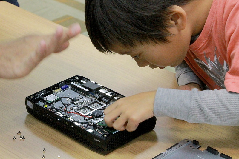 NUCはメモリーとSSDを取り付けるだけで完成