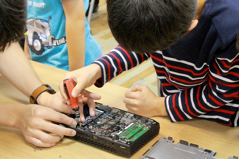 NUCはメモリーとSSDを取り付けるだけで完成