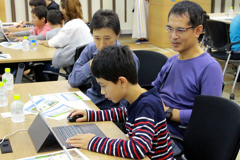 大人も子どもも一緒になって課題をクリアするために没頭