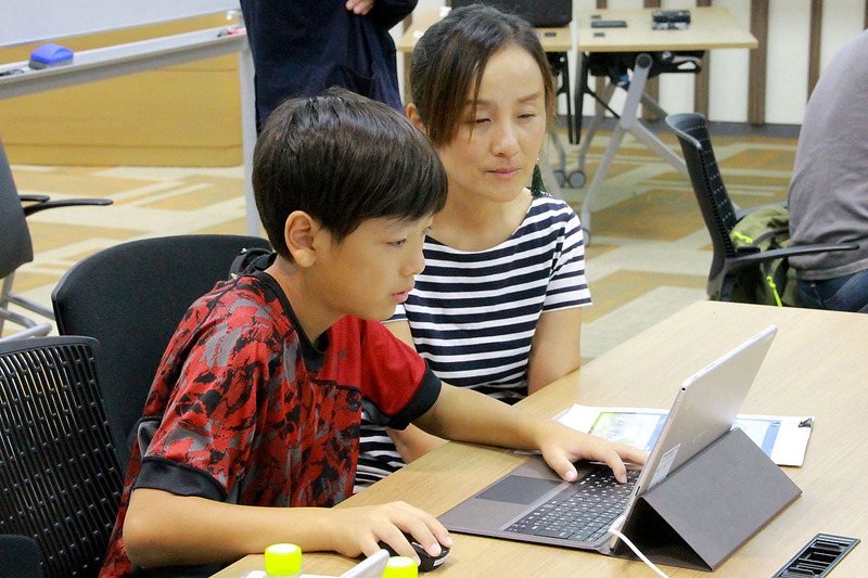 大人も子どもも一緒になって課題をクリアするために没頭