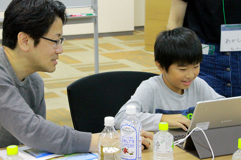 大人も子どもも一緒になって課題をクリアするために没頭