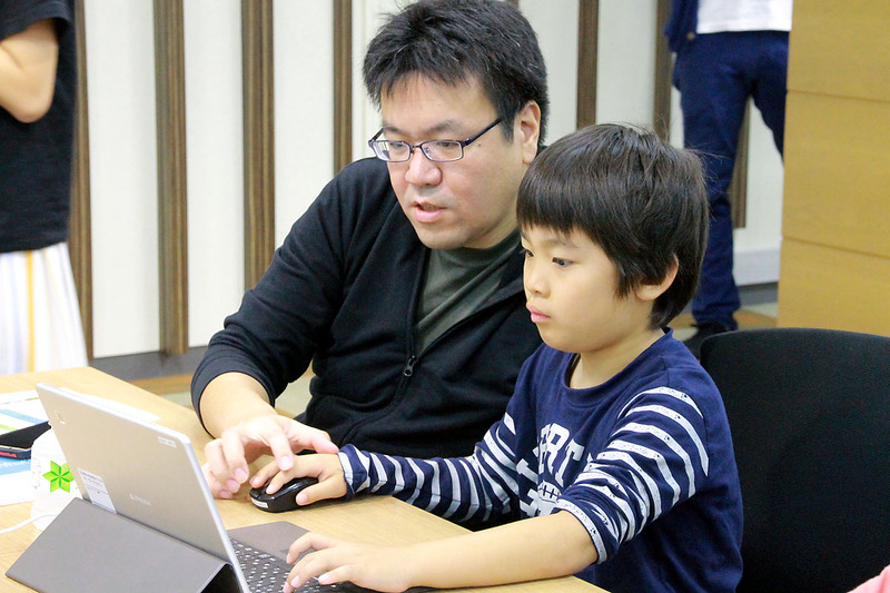 大人も子どもも一緒になって課題をクリアするために没頭