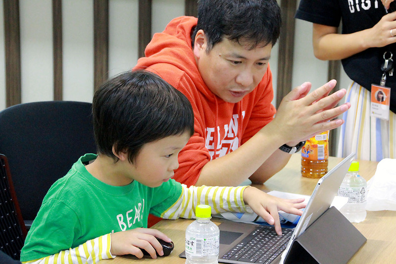 大人も子どもも一緒になって課題をクリアするために没頭